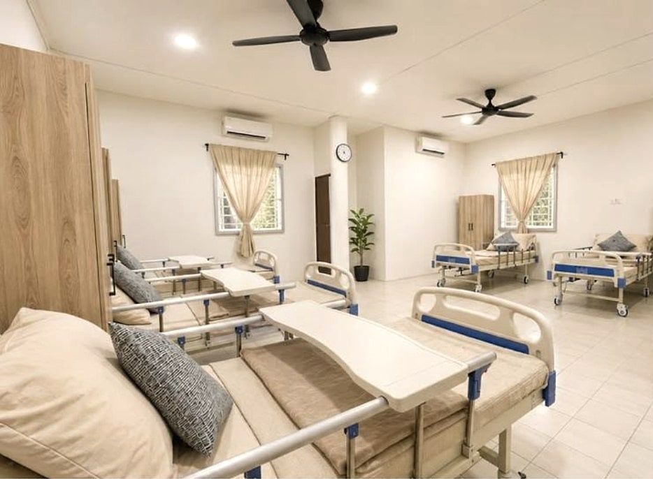 5-Sharing Room — five-bedded medical room with adjustable beds and overbed tables